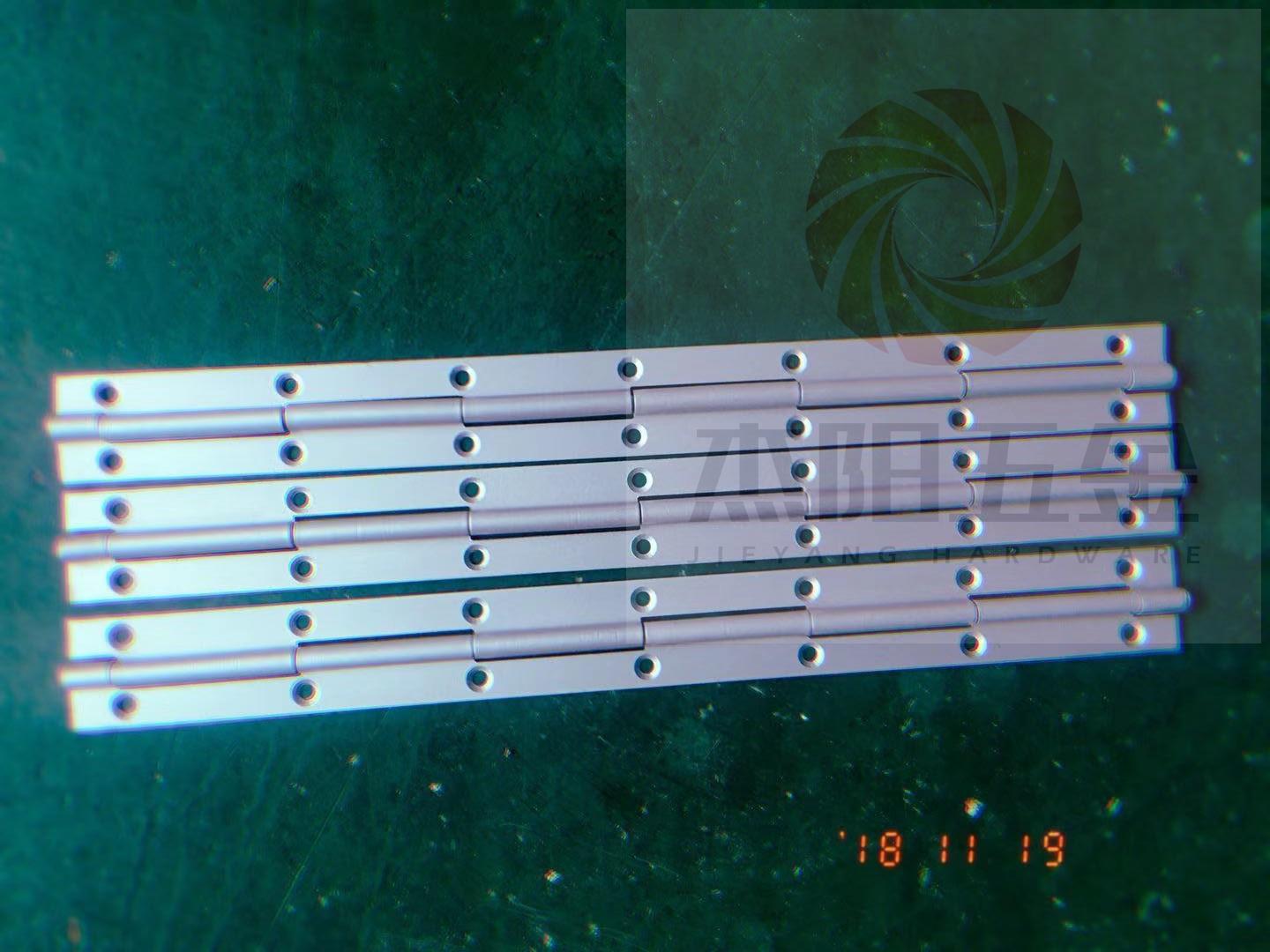 兩端旋鉚，長(zhǎng)排合頁(yè)